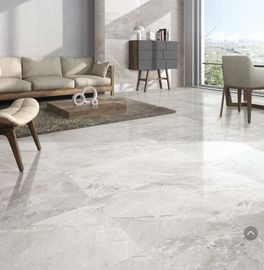 Kamar Mandi Batu Breksi Ukuran 24x48 Ubin Porselen Marmer Terlihat Matt Finish Warna Abu-abu Muda